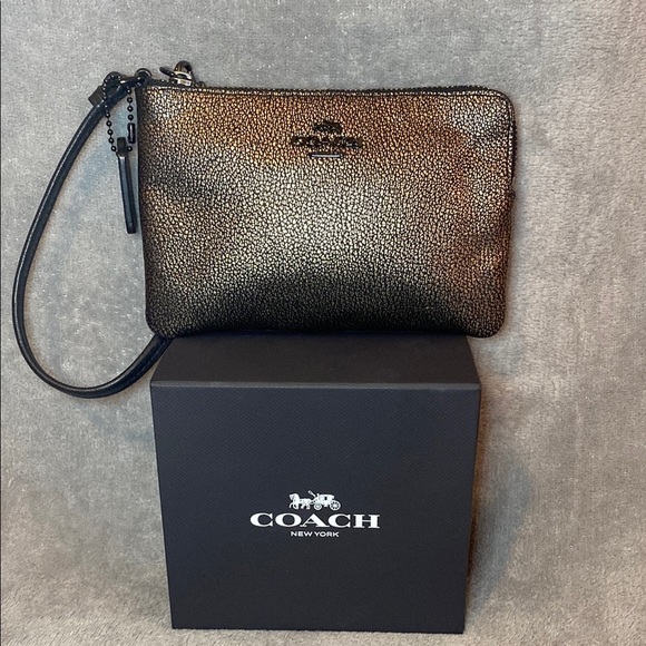 🖤COACH🖤Metallic Brass Leather Corner Zip Wristlet/EUC - Picture 1 of 6